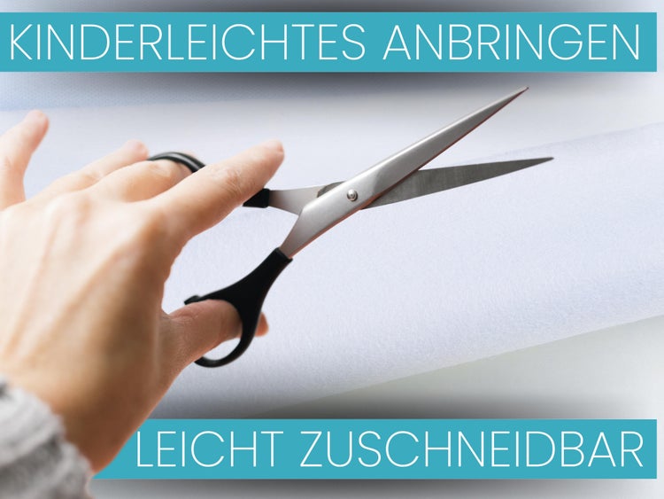 Hand schneidet weißes Vlies mit einer Schere. Text: Kinderleichtes Anbringen und leicht zuschneidbar.