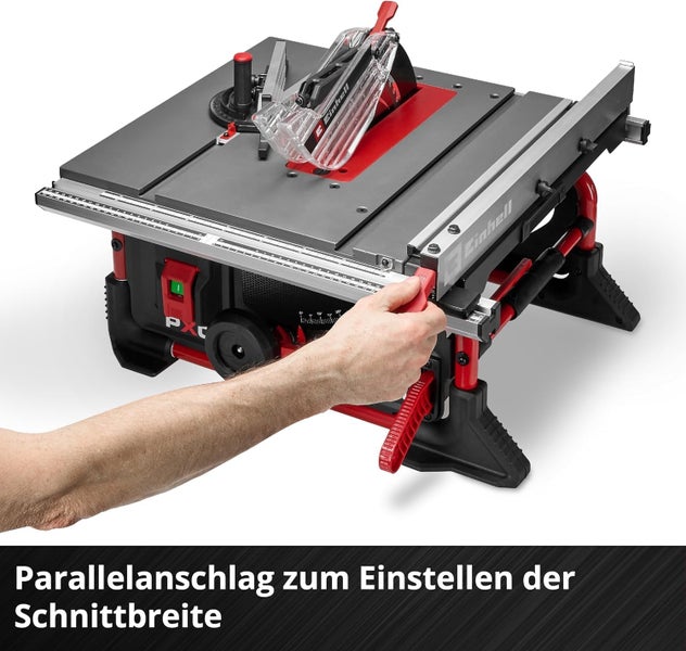 Einhell Tischkreissäge mit Person, die den Parallelanschlag zur Einstellung der Schnittbreite anpasst.