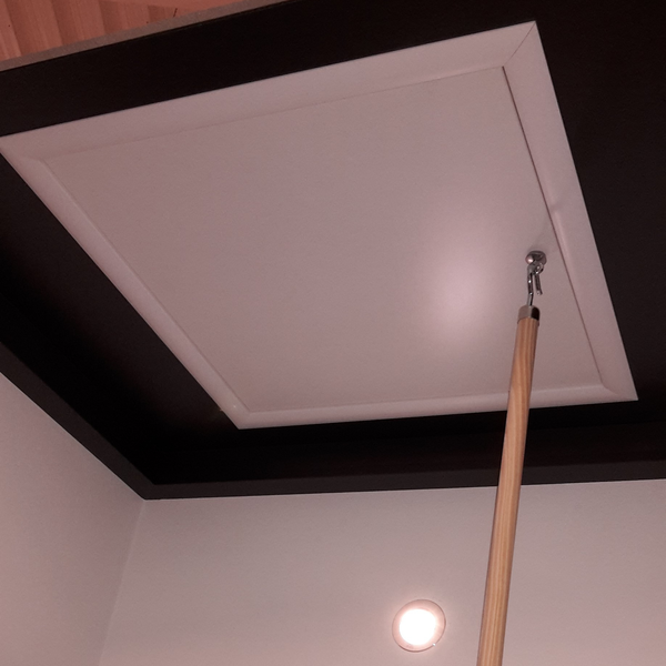 Dachbodentreppe mit Bedienungsstab zum Öffnen der Lukenklappe in der Zimmerdecke.