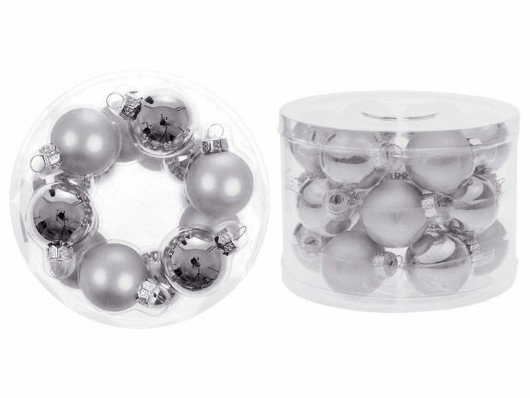 Set mit runden Weihnachtsbaumkugeln in einer transparenten Kunststoffverpackung