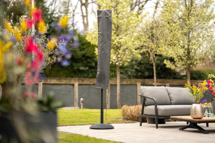 Abgedeckter Sonnenschirm auf einer Terrasse mit Gartenmöbeln