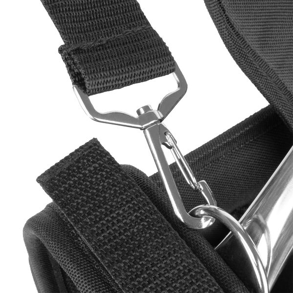 Detailaufnahme einer Tragetasche mit Metallhaken und Textilband