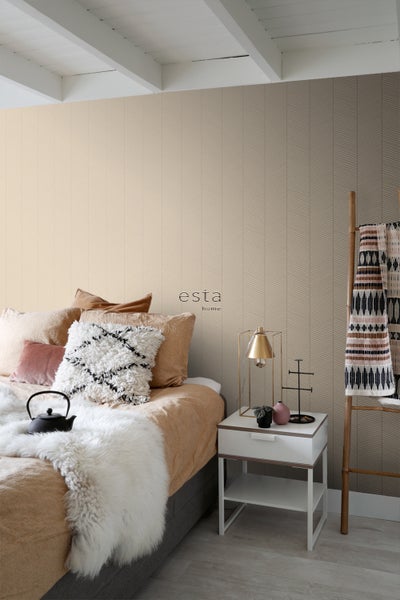 Schlafzimmer mit Bett, Nachttisch und Tapete mit Pfeilmuster