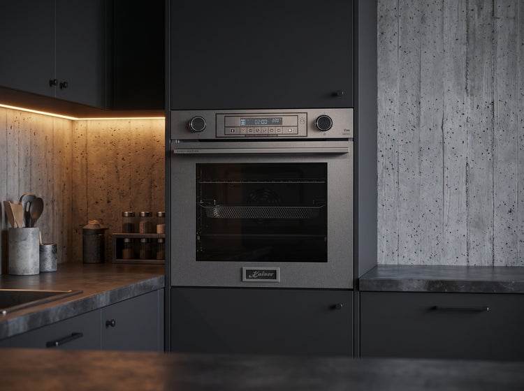 Einbau-Backofen Kaiser Multi XXL in einer modernen Küche mit dunklen Fronten und Beton-Optik Rückwand.