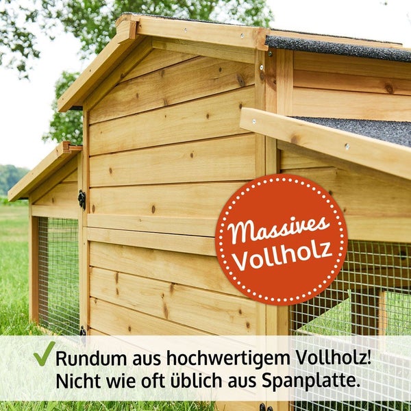 Kleintierstall aus massivem Vollholz mit Bitumendach und Drahtgeflecht.