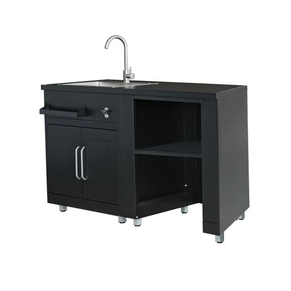 Schwarze Außenküchen-Spüle mit Unterschrank, zwei Türen, offenen Regalfächern und Edelstahl-Armatur.