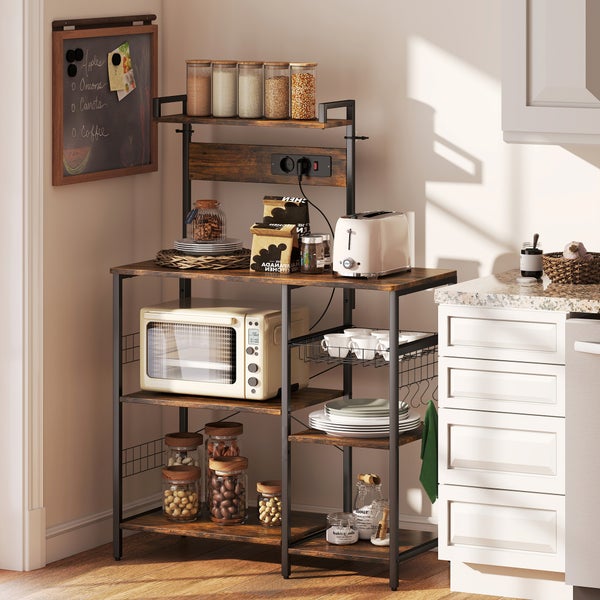 Küchenregal mit Metallgestell und Holzoptik-Böden in einer hellen Küche, ausgestattet mit Mikrowelle, Toaster und verschiedenen Vorratsgläsern.