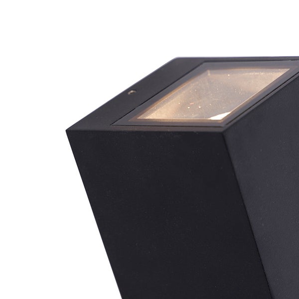 Detailansicht einer quadratischen Außenwandleuchte in Schwarz mit Glasabdeckung oben.