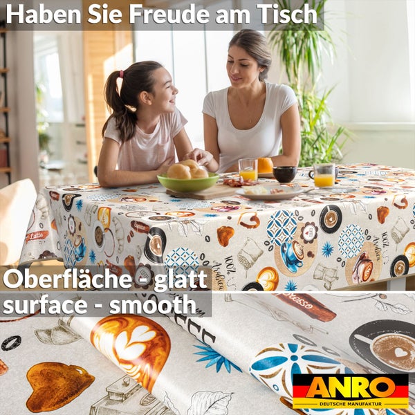 Tisch mit glatter Tischdecke mit Kaffeemotiven in einer Szene mit Mutter und Tochter am Tisch