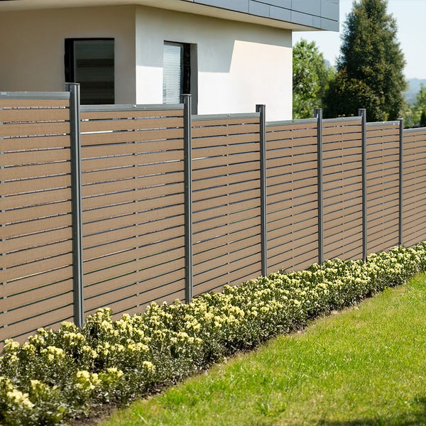 Detailansicht eines Gabionenkorbs aus Metall