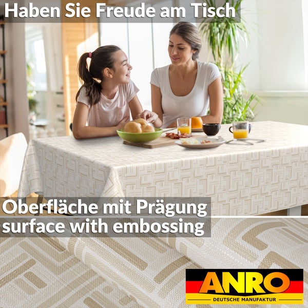 Tischdecke mit geprägtem geometrischem Muster in einer Familienszene am Tisch, Detailansicht der Prägung, ANRO Deutsche Manufaktur Logo.
