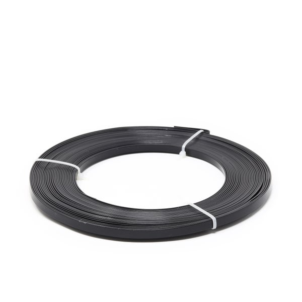 Schwarzes Umreifungsband aus Kunststoff in Rollenform zum Sichern von Ladungen.
