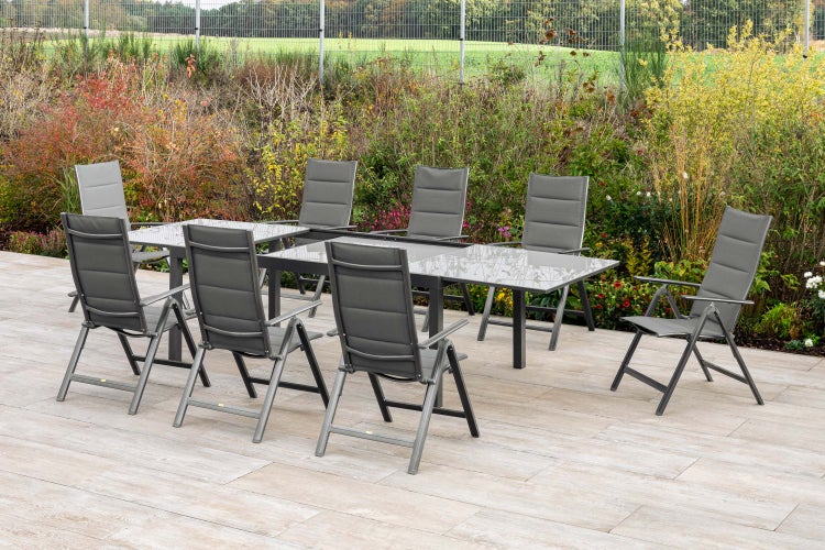 Gartensitzgruppe mit Tisch und Stühlen auf einer Terrasse
