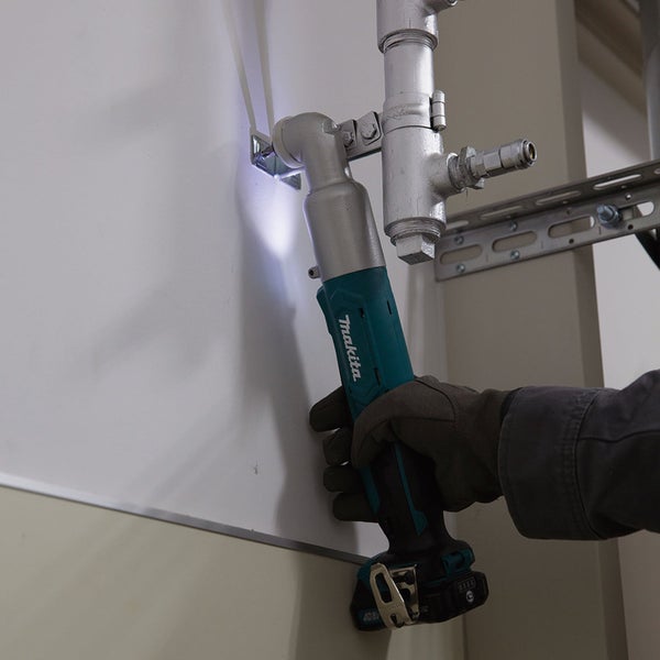 Makita Akku-Ratschenschrauber im Einsatz an einer Rohrbefestigung.