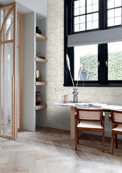 Heller Raum mit Regal, Tisch, Stühlen und Fenster