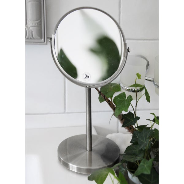 Kosmetikspiegel mit dreifacher Vergrößerung auf einem Waschtisch