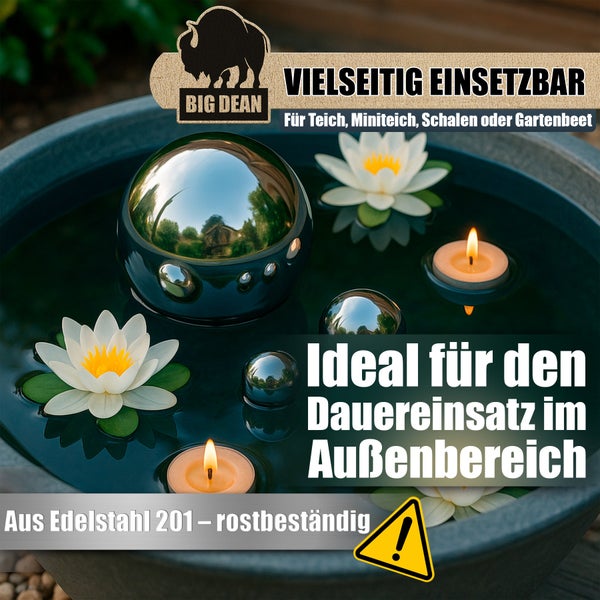 Drei glänzende Edelstahlkugeln zur Teichdekoration von Big Dean schwimmen in einer Schale mit Seerosen und Kerzen für den Außenbereich.