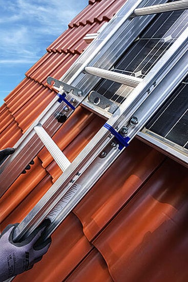 Aluminium Dachleiter auf einem Ziegeldach mit Solarmodulen