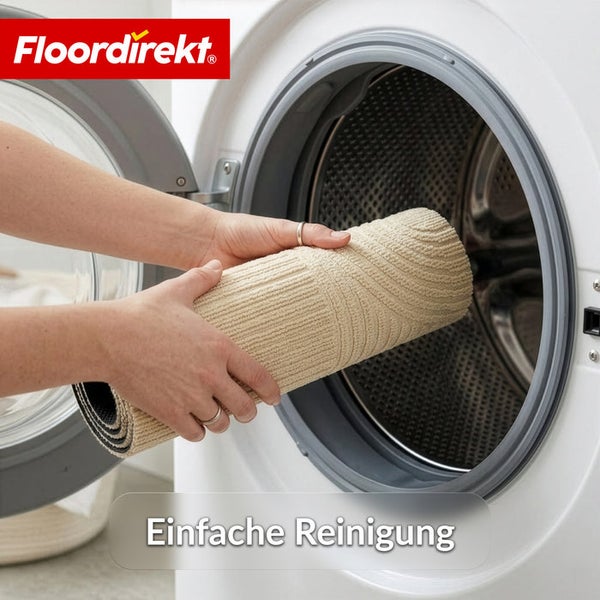 Floordirekt Logo. Hände legen eine aufgerollte Teppichmatte zur einfachen Reinigung in eine geöffnete Waschmaschine.