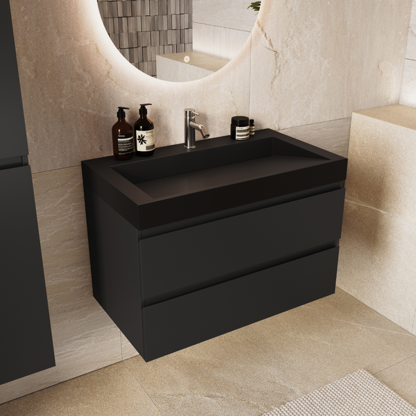 Modernes Badezimmer mit mattschwarzem Waschtisch, wandhängendem Unterschrank, rundem LED Spiegel und beigefarbenen Fliesen.