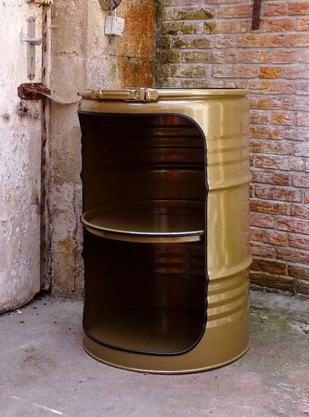 Regal aus einem umgebauten Metallfass mit einer Zwischenablage in industrieller Optik.