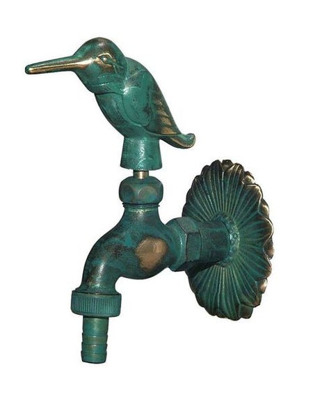 Dekorativer Garten-Auslaufhahn aus patiniertem Messing mit einer Kolibri-Figur und einer floralen Wand-Rosette.