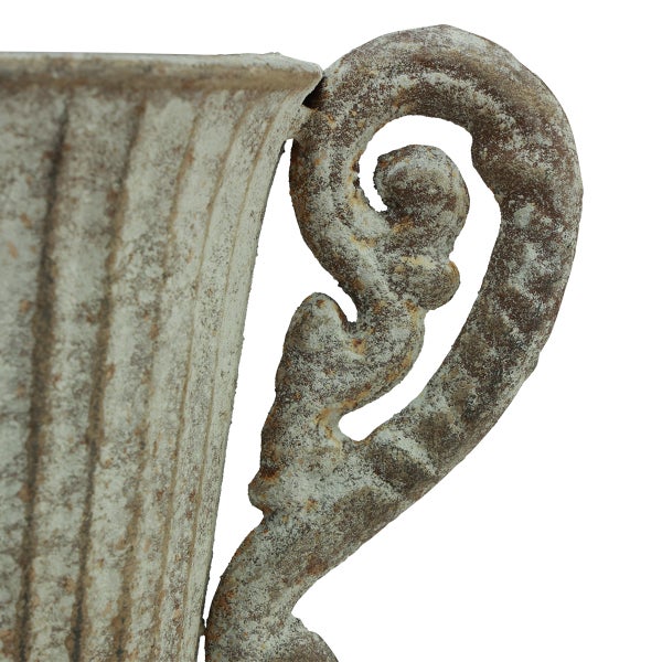 Detail einer Pflanzvase mit antikem Finish und dekorativem Griff