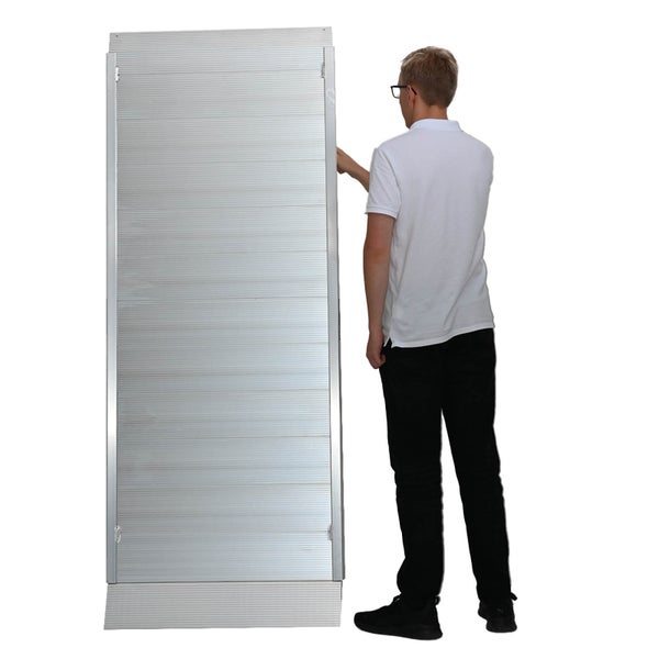 Eine Aluminiumrampe wird von einer Person bedient.