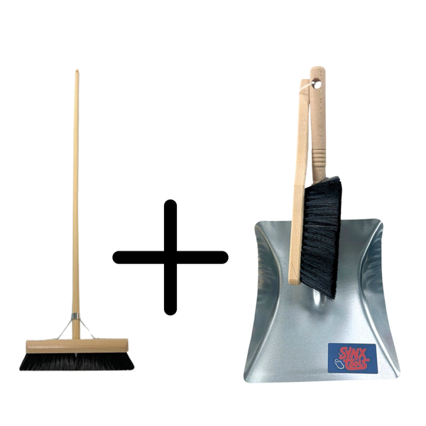Set bestehend aus einem Besen mit Holzstiel und einem Handfeger mit Metall-Kehrschaufel, Synx Tools Logo.