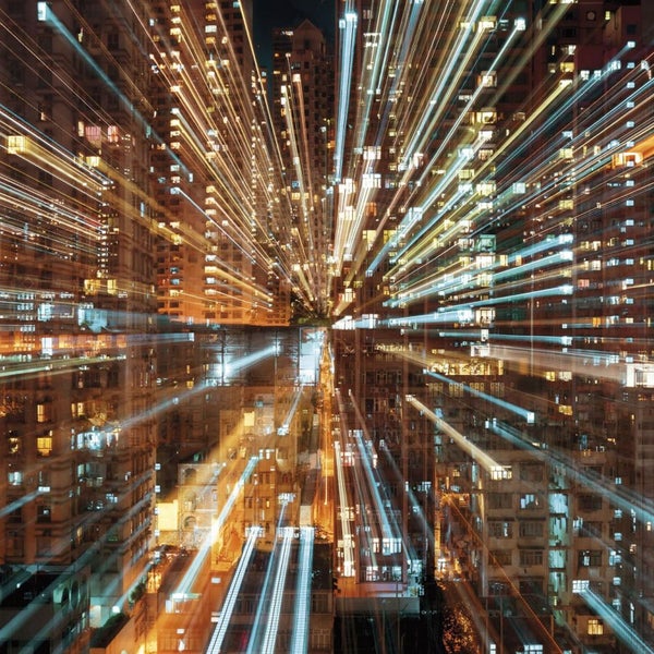 Gebäudeansicht mit Lichtspuren, die ein Gefühl von Bewegung und städtischer Aktivität erzeugen