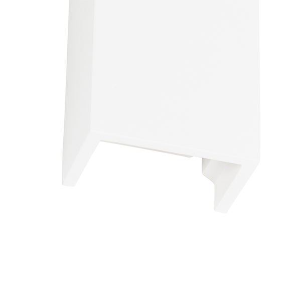 Detailansicht eines weißen Regalbords