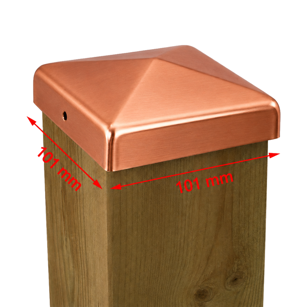 Quadratische Pfostenkappe aus Kupfer mit 101 Millimeter Maß auf einem Holzpfosten.