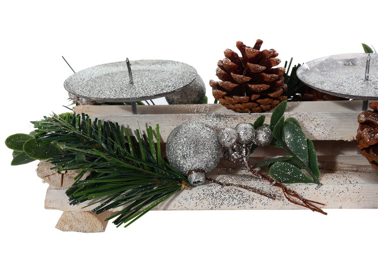 Dekorative Kerzenhalter aus Holz mit Tannenzapfen und Kugeln