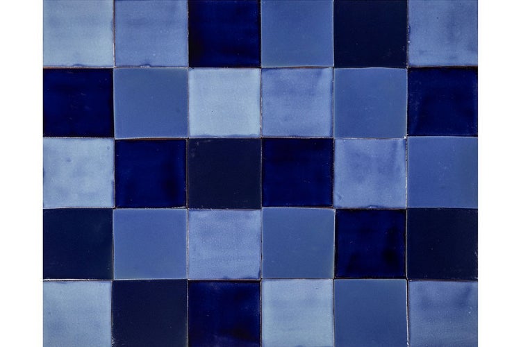 Quadratische Keramikfliesen in verschiedenen Blautönen