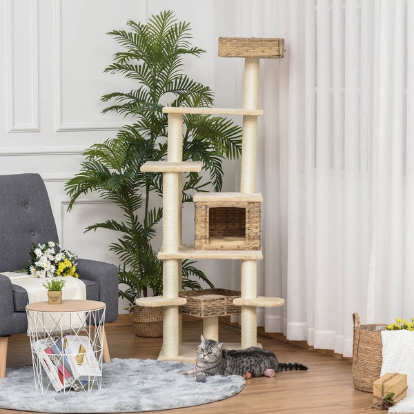 Kratzbaum mit mehreren Ebenen, Kratzstämmen, Katzenhaus und Katzenliegefläche im Wohnzimmer mit Katze
