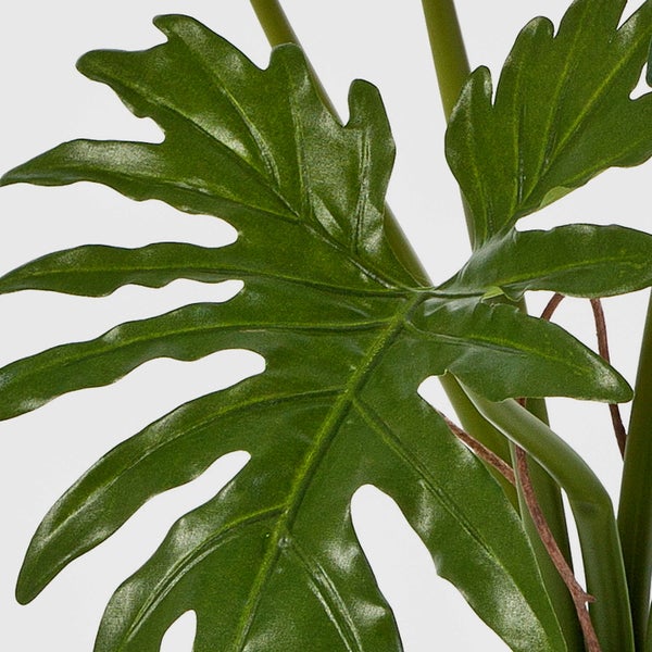 Künstliche Agave im schwarzen Kunststofftopf, grün-gelbe spitze Blätter.