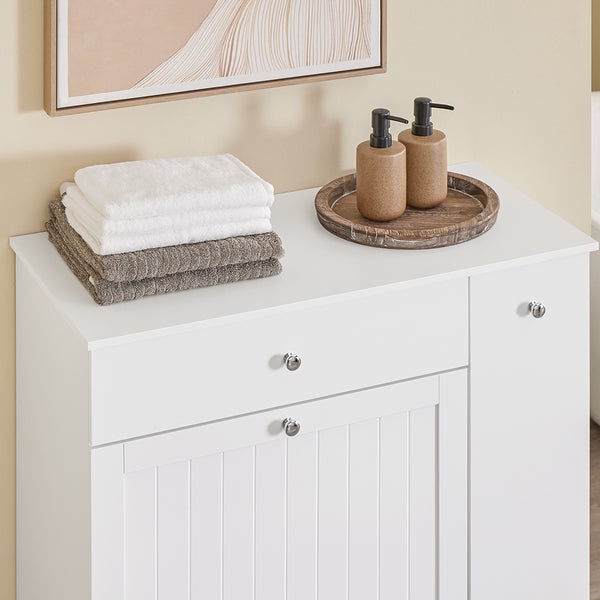 Weißer Badezimmerschrank mit Handtüchern und Seifenspendern