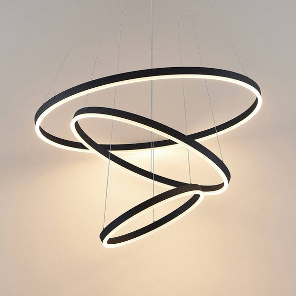 Moderne LED-Pendelleuchte mit drei schwarzen, ringförmigen Lichtelementen in verschiedenen Größen und Winkeln.