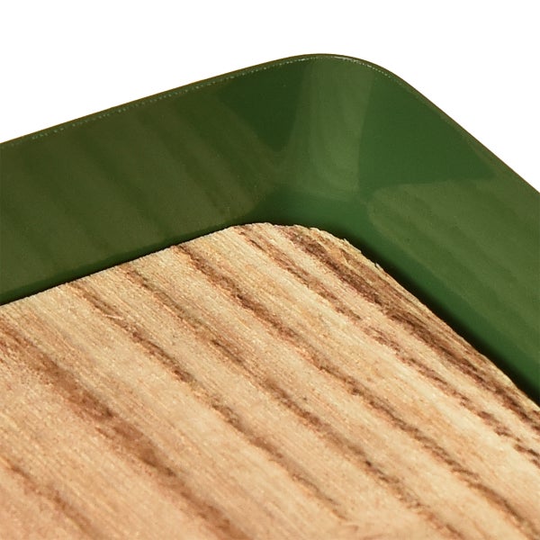 Detailaufnahme eines Anzuchttisches mit Holzplatte und Einfassung