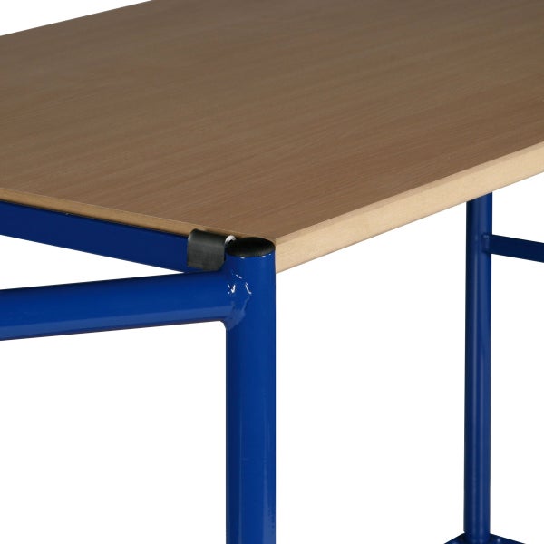 Detailansicht eines Arbeitstisches mit Holzplatte und blauem Metallgestell aus Rundrohren.