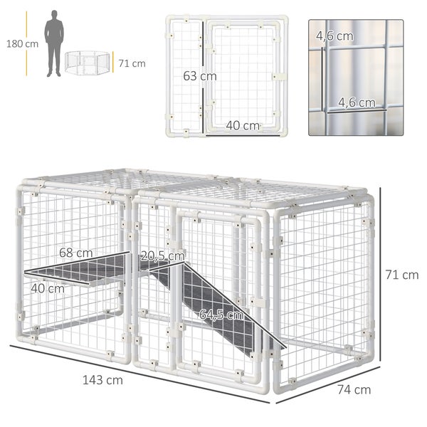 Mann trainiert mit Sandsack auf einer Matte in einem hellen Raum.