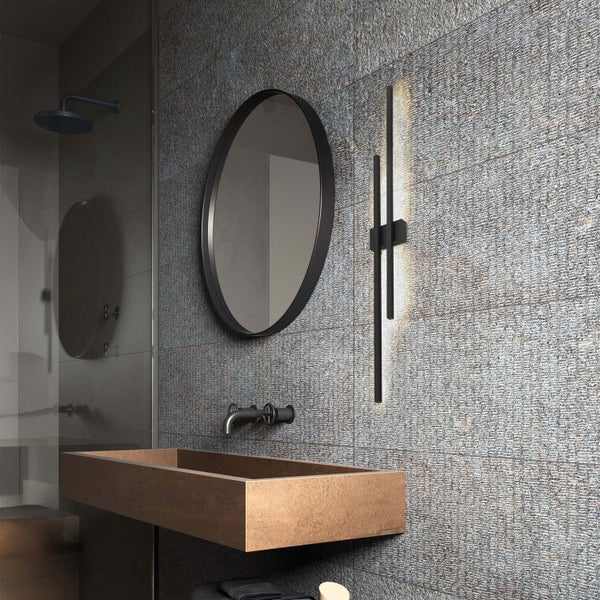 Modernes Badezimmer mit Dusche, Waschbecken, Spiegel und Wandleuchte