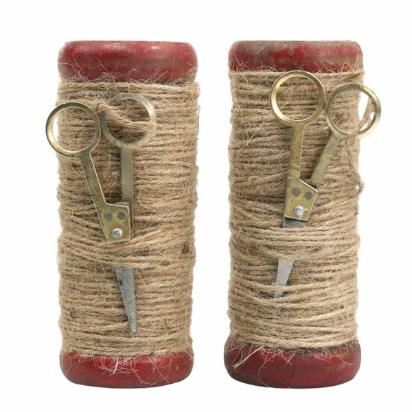 Zwei Spulen mit Bindfaden und Schere