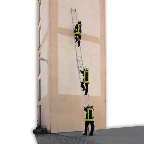 Drei Feuerwehrleute steigen eine Leiter an einem Gebäude hoch.