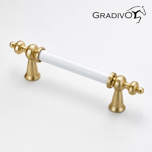 Klassischer Möbelgriff aus Metall in Gold-Optik mit weißem Mittelstück aus Porzellan. Gradivo Logo.