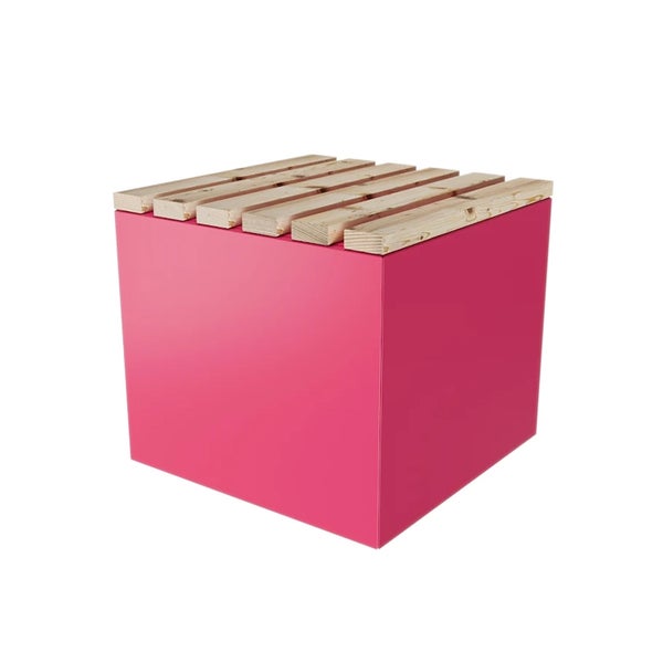 Würfelförmiger Hocker mit pinkfarbenem Korpus und einer Sitzfläche aus hellen Holzlatten.