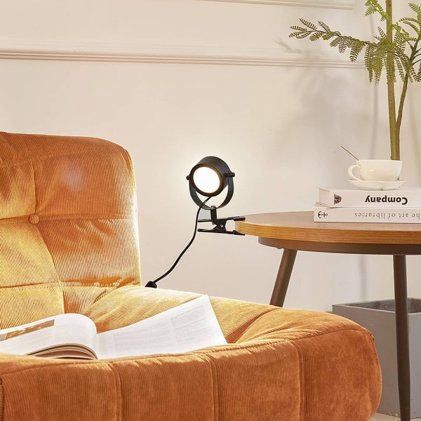 Szene mit Sessel, Beistelltisch und Klemmleuchte