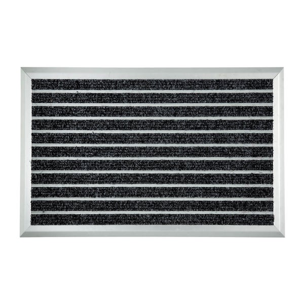 Detailaufnahme einer Eingangsmatte mit Aluminiumrahmen und dunkelgrauen Teppicheinlagen in Streifenoptik.