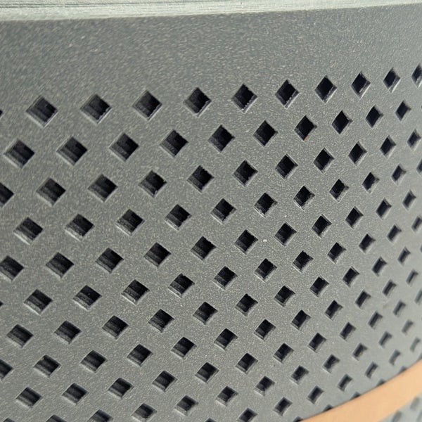 Detailaufnahme eines Blumentopfes mit quadratischem Lochmuster