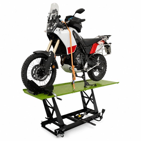 Hydraulische Motorradhebebühne mit Scherenmechanismus und Vorderradklemme, auf der ein Motorrad mit einem Spanngurt gesichert ist.